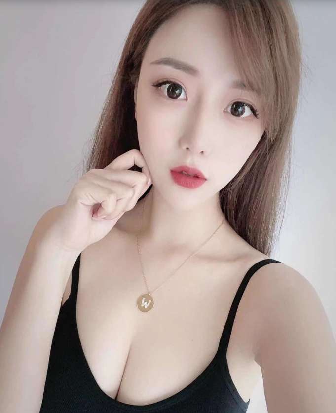 漂亮女生甜蜜的吻